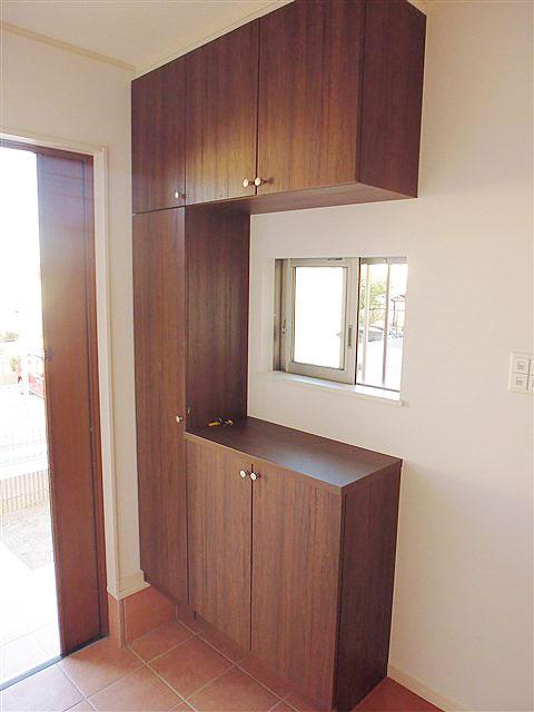 Entrance. Entrance shoe box