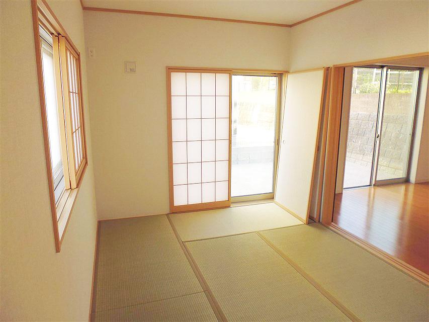 Non-living room. Brightness over have Japanese-style room