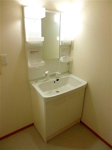Wash basin, toilet. Washbasin with shower