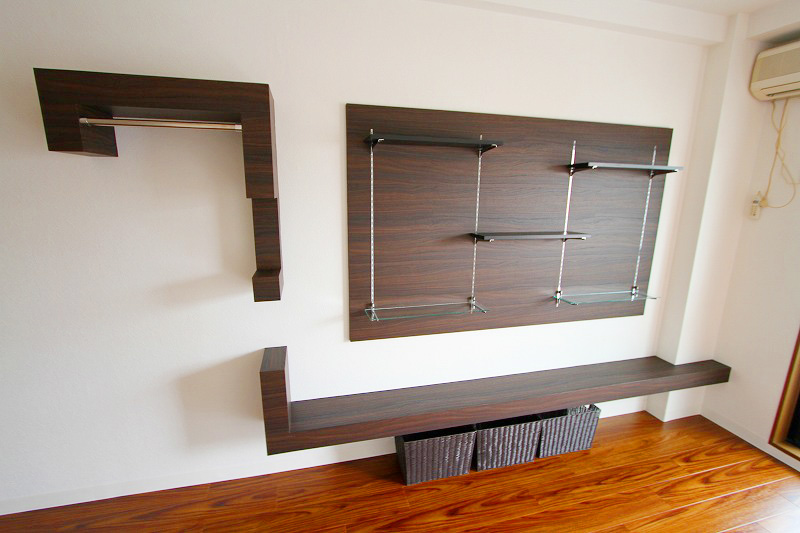 Other room space. The walls of the interior is a convenient type in TV put even small Shed