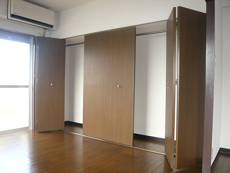 Receipt. The wall is one side closet. Also one with a lot of luggage is relieved. 