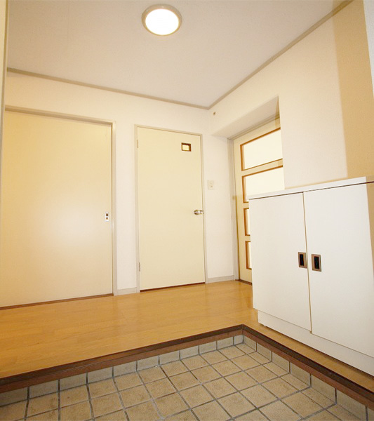 Entrance. Entrance portion is also wide