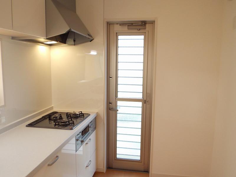 Kitchen. Is an independent type of kitchen (^_^) / Ya sound of water to be worried about, smoke ・ Oil dirt will reduce the reach to other rooms! It is recommended to further wife how you want to protect the privacy of the kitchen space (* ^ _ ^ *) It is with back door (^_^) / ◆ I the same specification photo