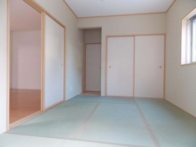 Same specifications photos (Other introspection). Japanese-style room is (^_^) / Because it is Tsuzukiai of the living usually is open to spacious (^ o ^) Transformed into (^_^) a little private room at the time of visitor /
