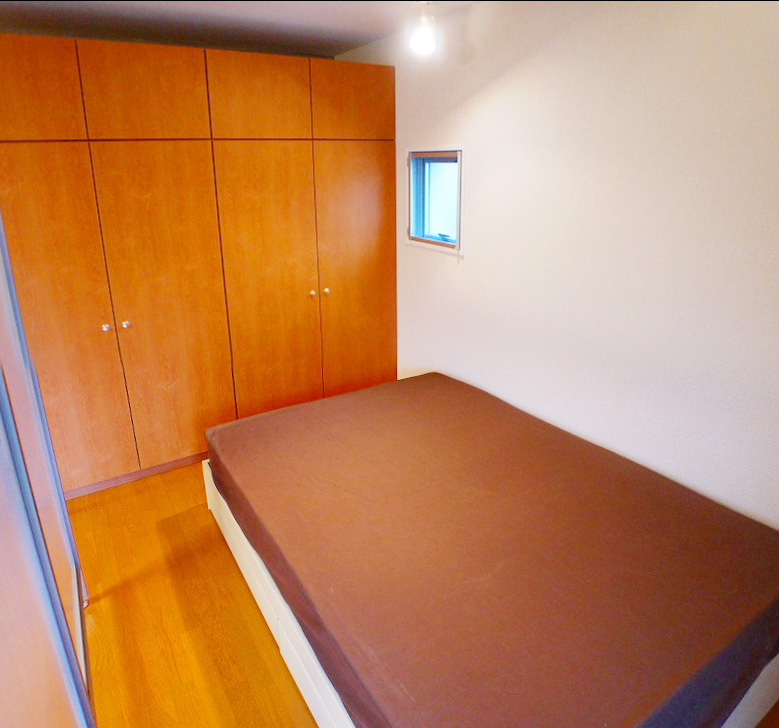 Other room space. Double bed OK