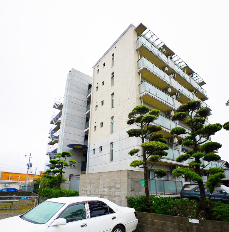 Living and room. Fashionable appearance in Uchippana concrete