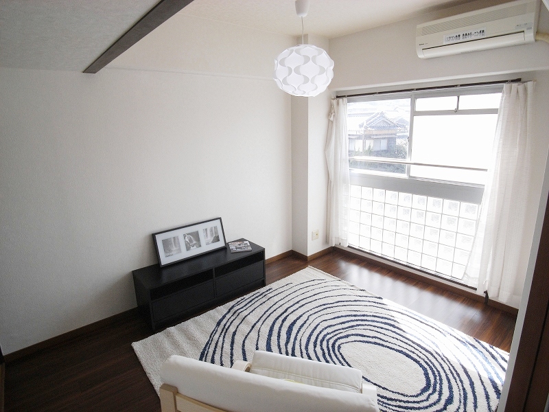 Living and room. Day is also a good comfortable Western-style