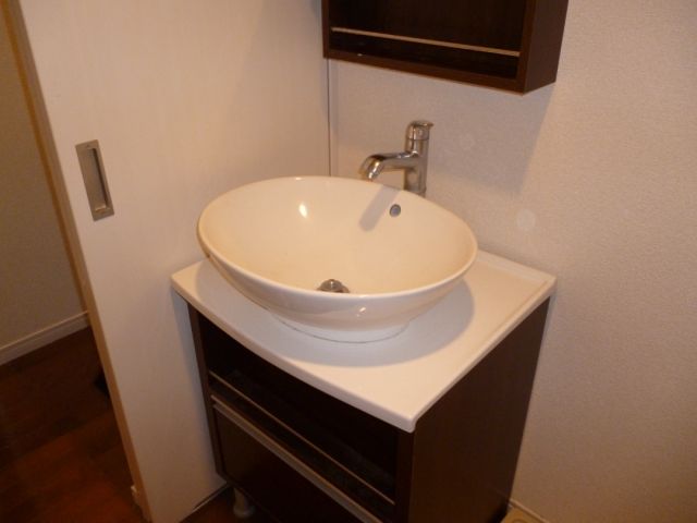 Washroom. Wash basin