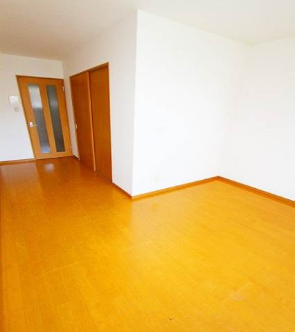 Living and room. Built also shallow, Clean rooms