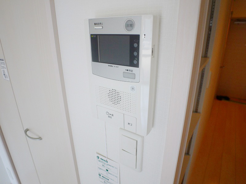 Security. auto lock ・ TV monitor Hong ・ Set three points of security cameras