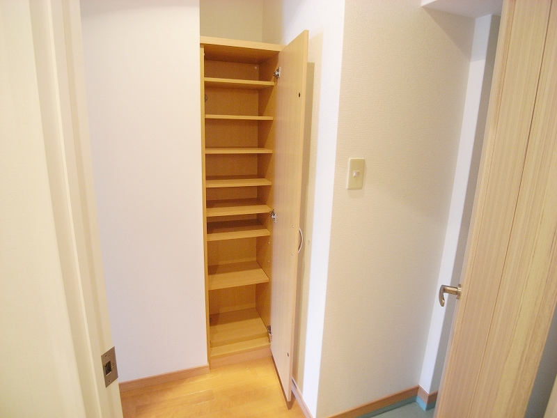 Receipt. Entrance next to the shoe box