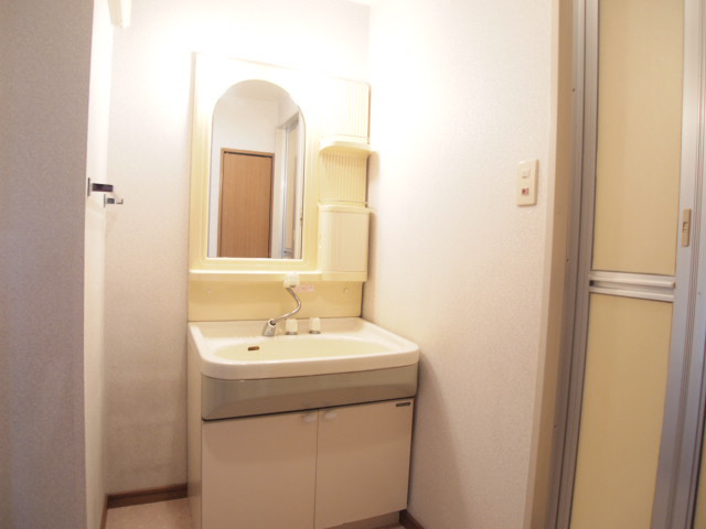 Washroom. Shitaku morning in the bright washroom also and refreshing.