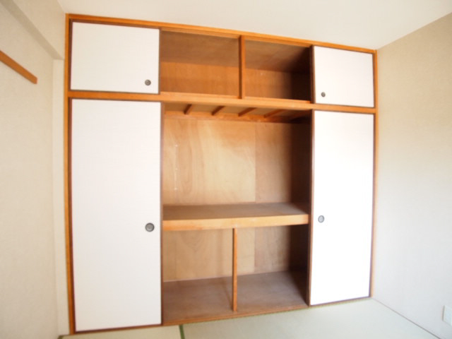 Receipt. It is with with closet storage of wall-to-wall.