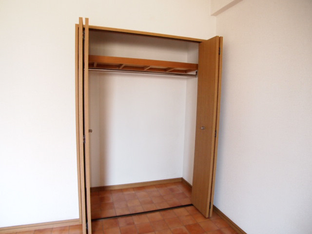 Receipt. It is with equipped with large closet.