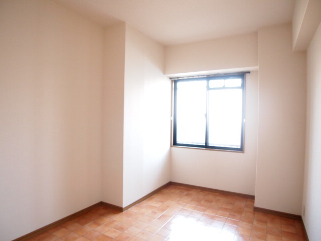 Other room space. Lighting is sufficient from Western-style 6 quires large window.