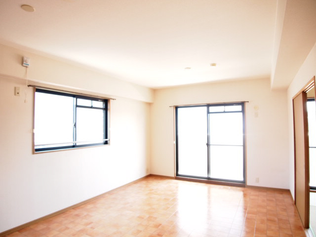 Living and room. Living about 12 Pledge.