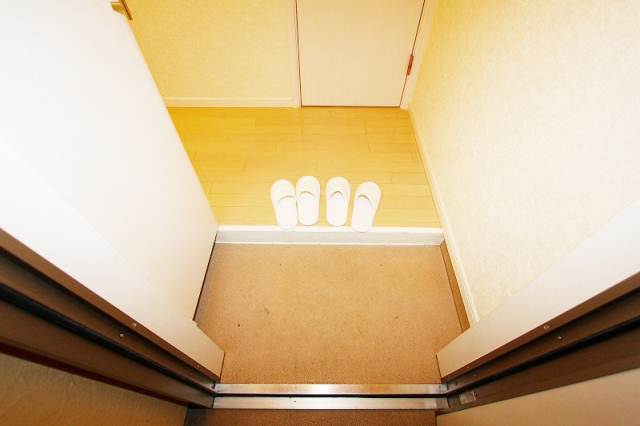 Entrance. Also directly Come customer's kitchen is not visible