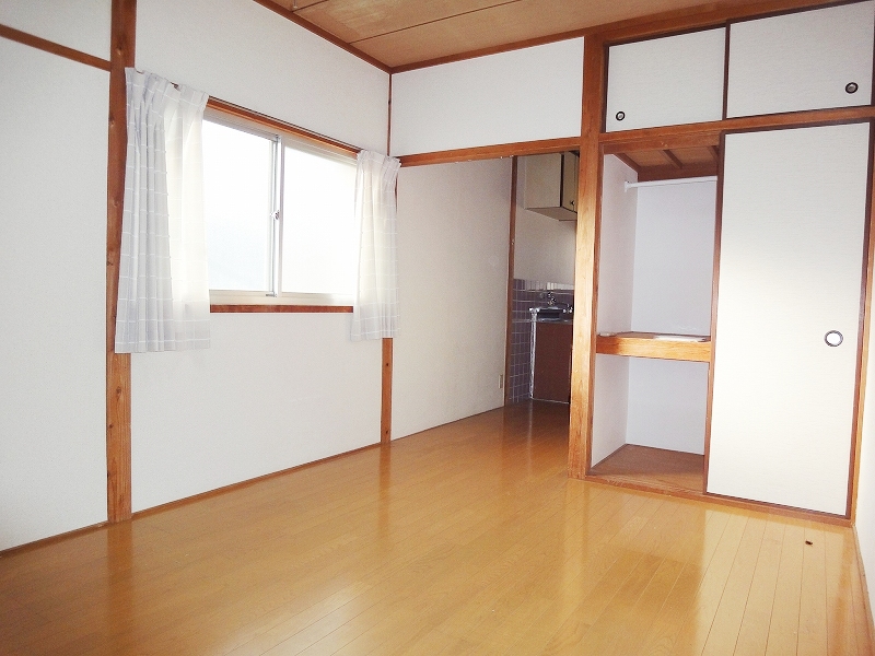 Living and room. Sunny! 