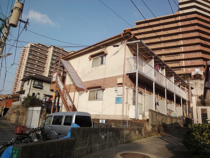 Building appearance. Within walking distance to the station! ! 