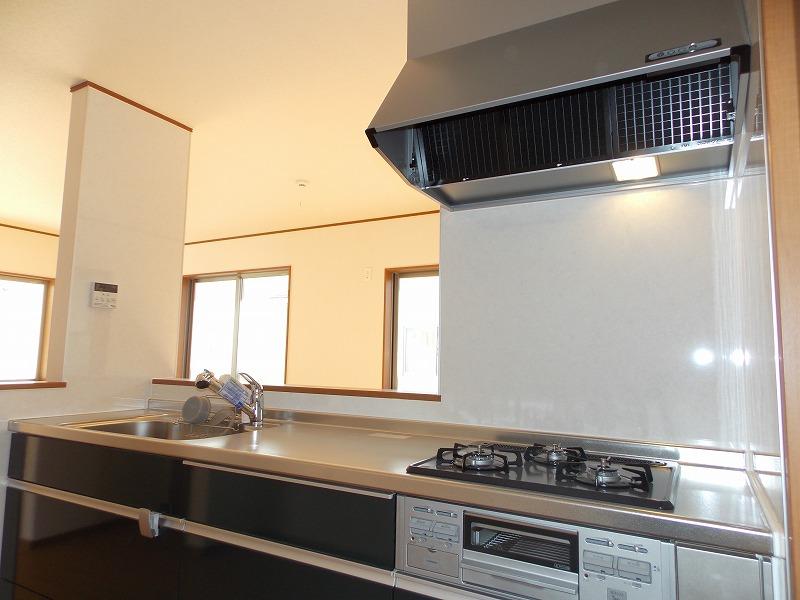 Kitchen. System kitchen (^_^) / A height of approximately 85 centimeters, Width is located about 255 centimeters (^_^) / ~ Is a water purifier with faucet standard (^_^) / ~ From the wife's point of view, Living dining overlooking (^_^) / ◆ Or it has become the same specification photo