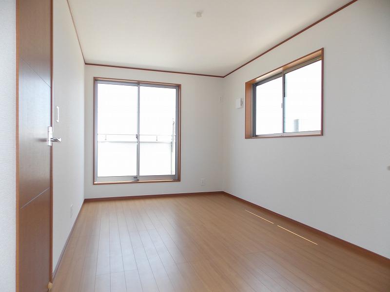 Same specifications photos (Other introspection). Western is. Since it is a two-sided lighting, 'm Bright and airy also good (^ _ ^) v