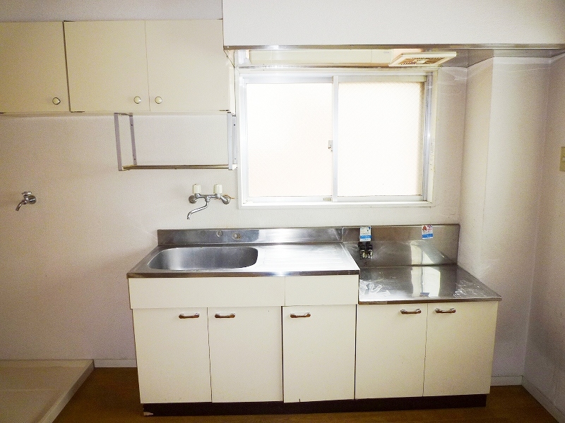 Kitchen. The kitchen is easy to ventilation with windows!