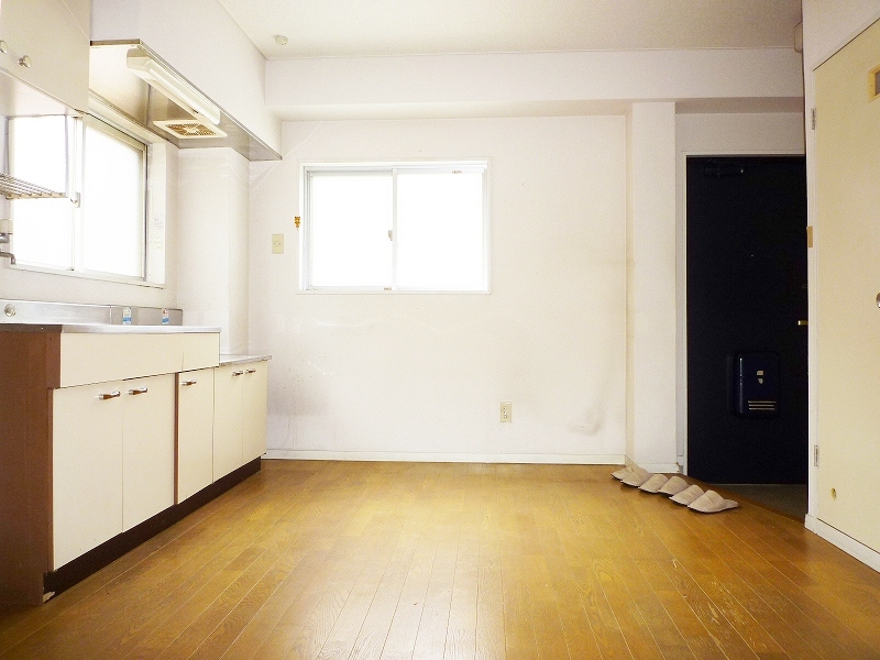 Living and room. For inquiries about the room do not hesitate