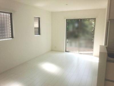 Living. The lighting window majority south! Bright living room