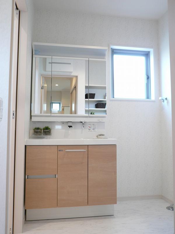 Wash basin, toilet. Bright washroom space. Three-sided mirror specification glad to women. Ensure the storage space that was plenty, including Kagamiura. To care for easy, built-in faucet you keep clean without drainage ditch effort.