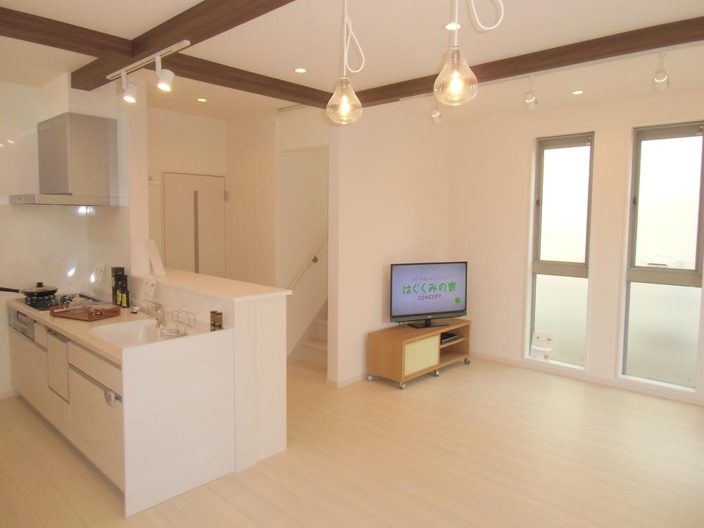 Living. Space of luxurious room where the light and the wind enters. Spread is natural comfort. Living is of course also decorated with gas hot water floor heating of before the kitchen is happy.