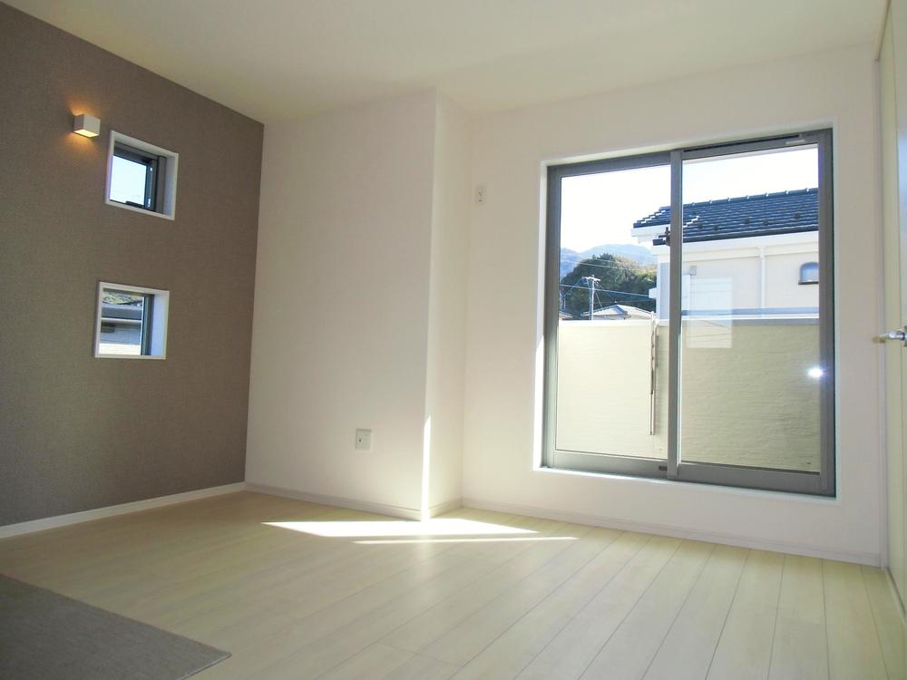Non-living room. The main bedroom of relaxation and peacefulness to produce a private scene of husband and wife two people. The window glass is half resin specification aluminum sash adopt a pair of glass (Low-E glass).