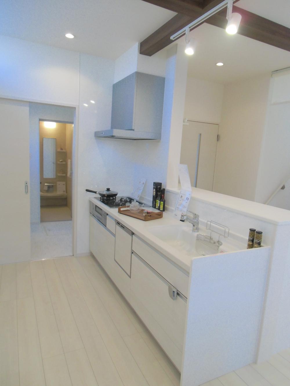 Kitchen. Full of clean kitchen. Kitchens, Adopt a dish washing and drying machines and care Easy glass top stove with a disinfectant mist. Storage space a plenty, It can be tightly organized from the large pot kind to small kitchen tools.