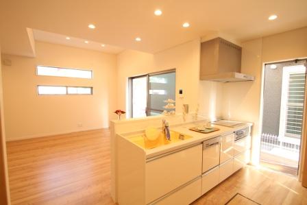 Kitchen. All-electric ・ Water filter ・ Dish washing dryer Sink is easy to clean with artificial marble.