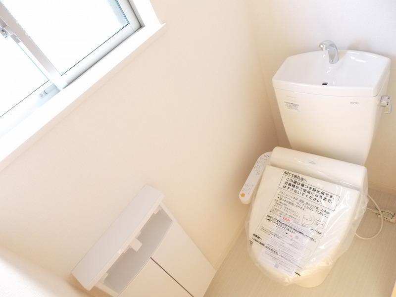 Toilet. Also with window, Brightness ・ Ventilation are both good Of course Washlet ・ Heating toilet seat is standard equipment (^_^) /