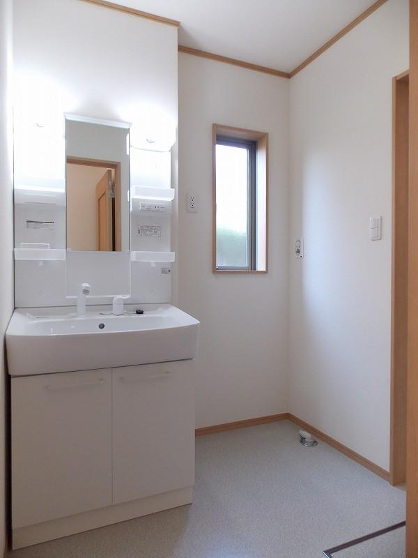 Wash basin, toilet. Washroom is bright with a window, It will also be relaxed moisture from further bath (^_^) /