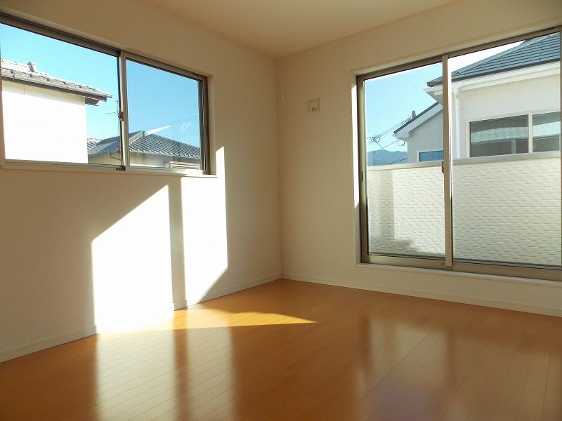 Same specifications photos (Other introspection). Western is. Since it is a two-sided lighting, 'm Bright and airy also good (^ _ ^) v