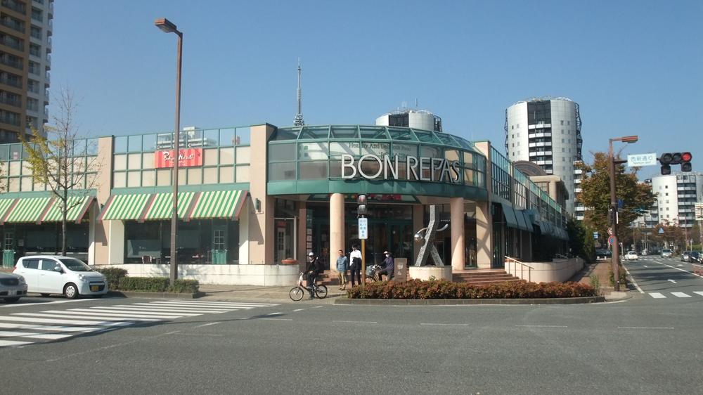 Supermarket. Until the food hall Bonrapasu Momochi shop 1700m