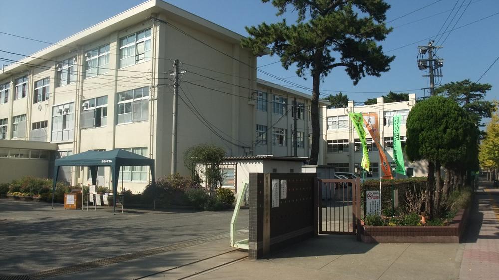 Primary school. 380m to Fukuoka Municipal Momochi Elementary School