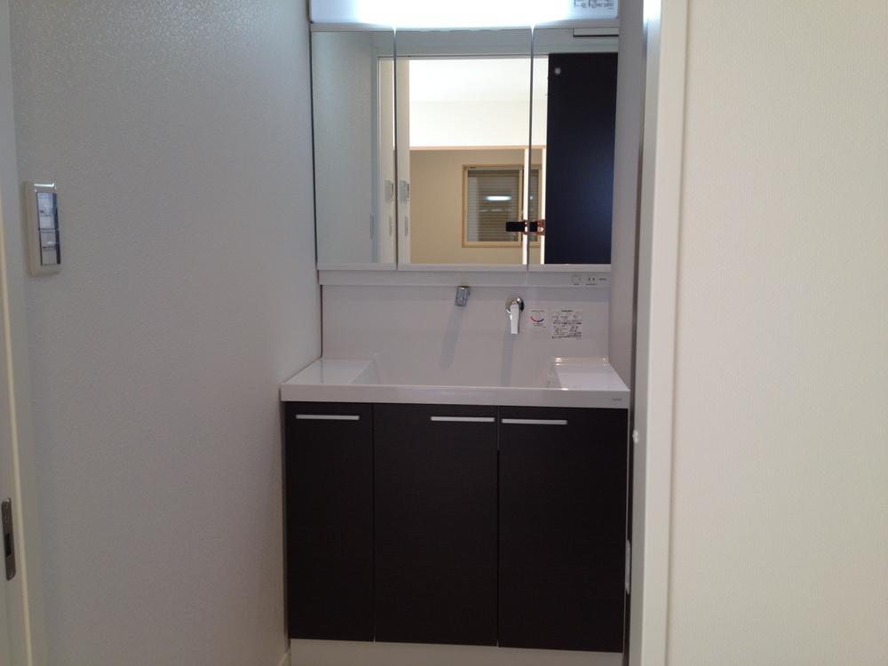 Wash basin, toilet. Building B washbasin three-sided mirror