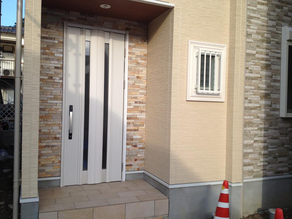 Local appearance photo. Building B entrance (December 2013) Shooting