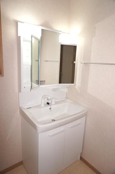 Wash basin, toilet. Indoor (10 May 2013) Shooting