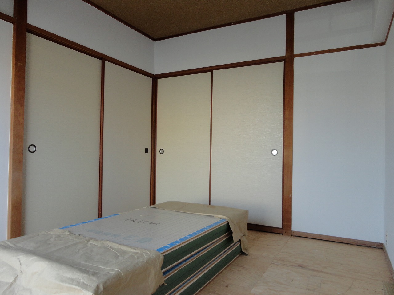 Living and room. Day is also good