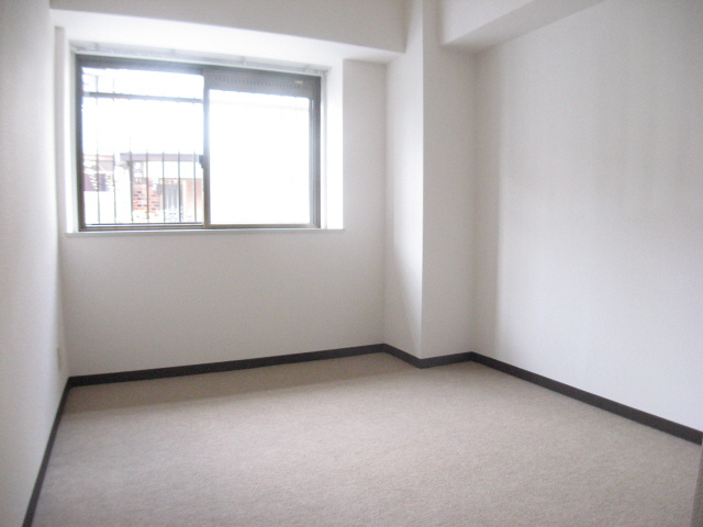 Living and room. Western also bright, There is also a neat storage.