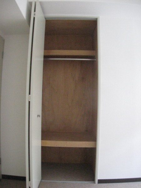 Receipt. Western-style closet. The room is also spacious available.