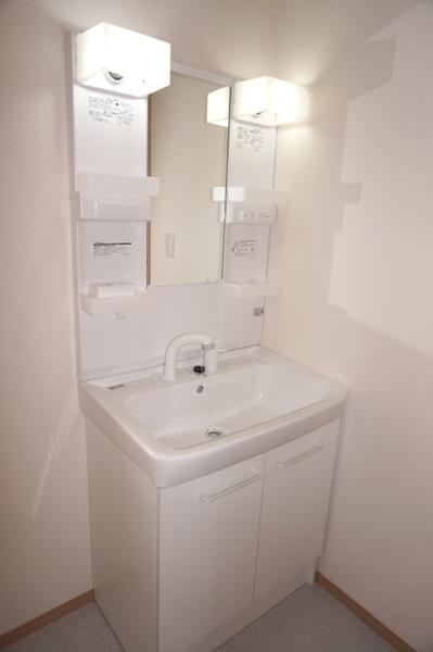 Wash basin, toilet. Indoor (11 May 2013) Shooting