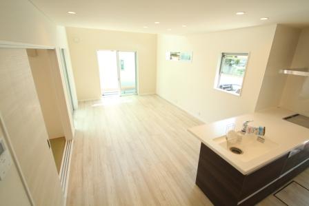 Living. Very bright and open impression in a synergistic effect of the large windows and atrium. The luxury of time is the time of relaxation ・  ・ .