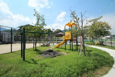 park. Until infield park 290m 4-minute walk