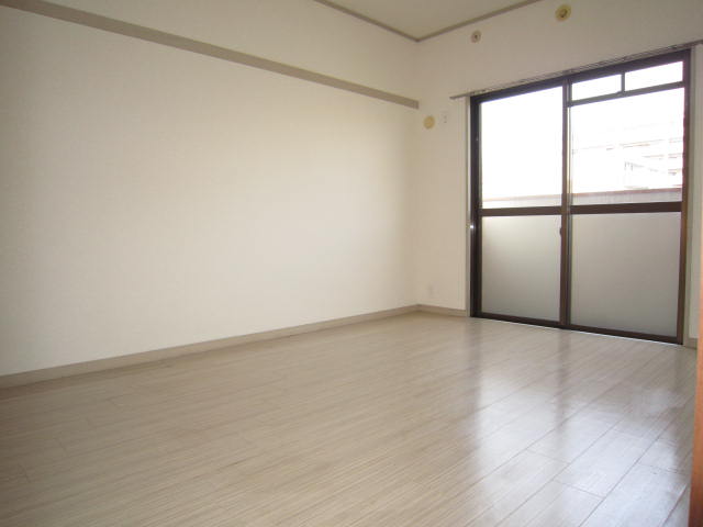 Living and room. Facing south in the day is also good