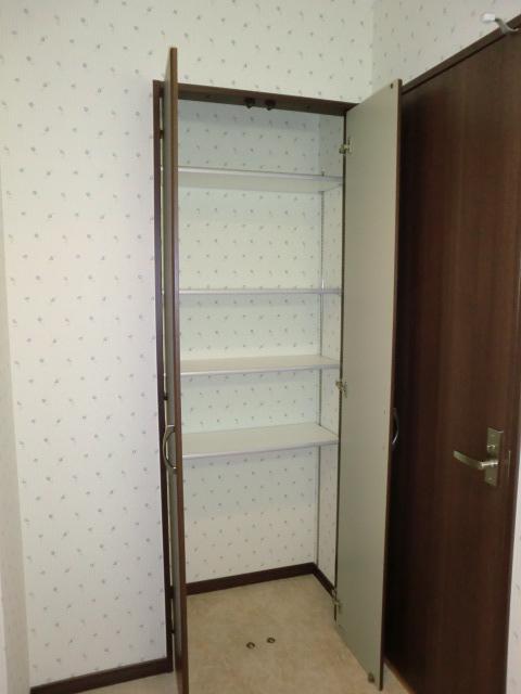 Receipt. Same specifications, Accommodated in the living room and hallway