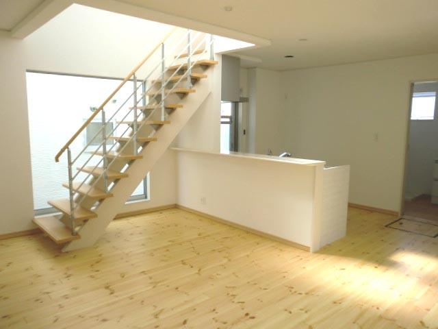 Same specifications photos (living). Same specifications, Vaulted ceiling in the living room (C No. land)